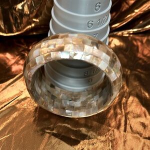 Solid show all sides lovely piece 7 1/2 inch cuff